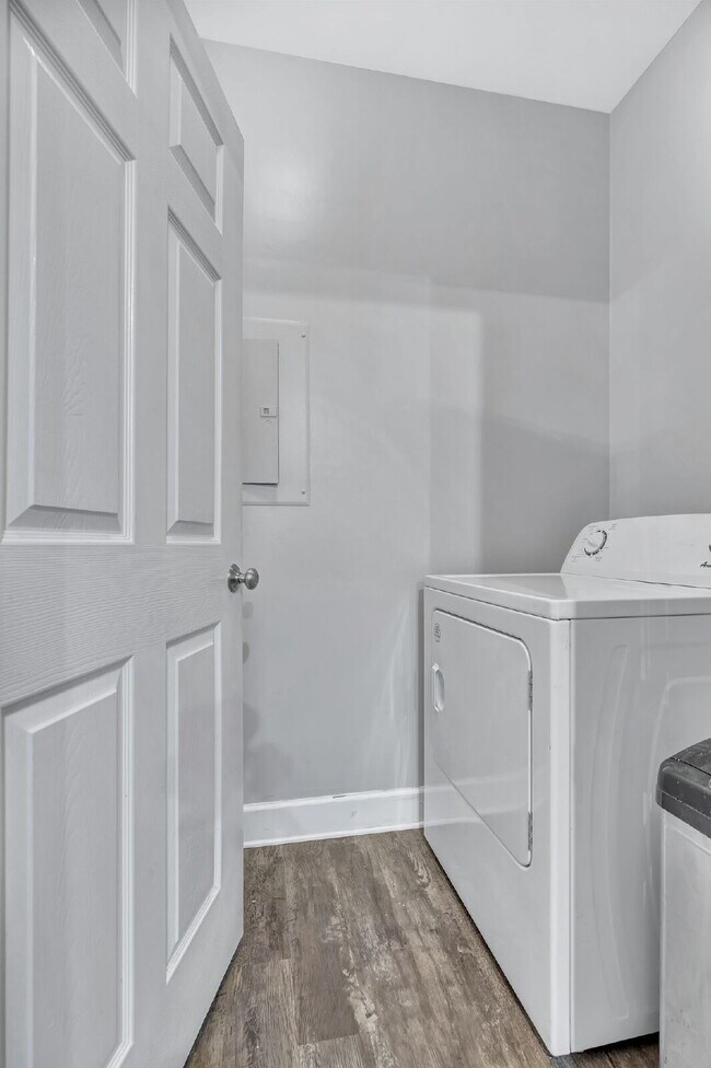 Building Photo - 2-Bed, 2-Bath Condo in the Heart of Green ...