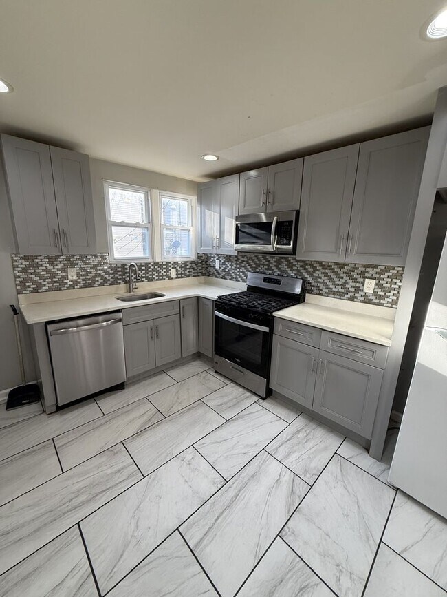 Building Photo - Beautiful 3 Bedroom Home – Updated & Move In Ready