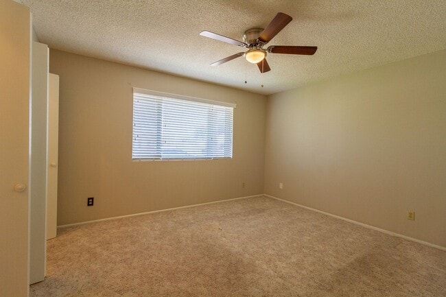 Building Photo - Nice 2 bedroom 1.5 bath in a nicely locate...