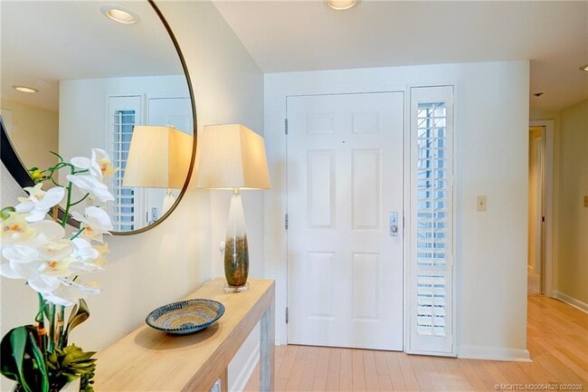 Building Photo - 184 NE Edgewater Dr