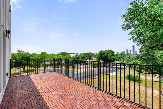 Building Photo - 2108 Rosewood Ave