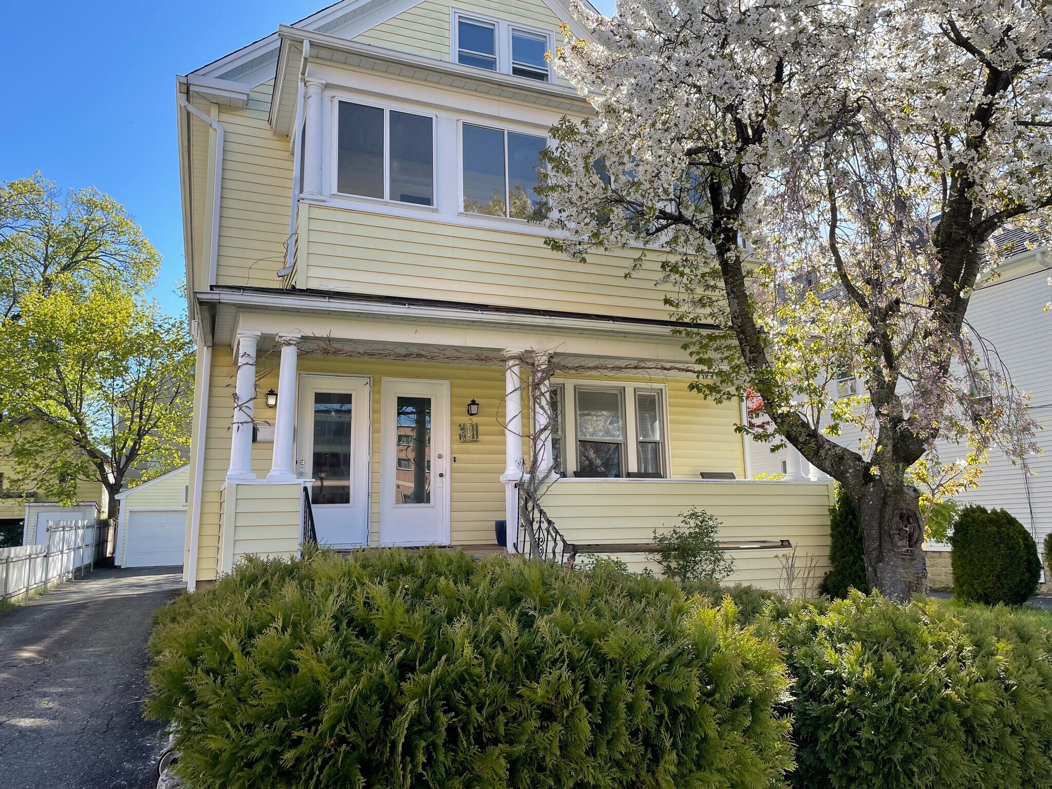 Building Photo - 5 8th Ave