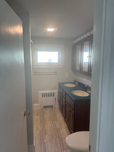 Building Photo - 53 Marshland St