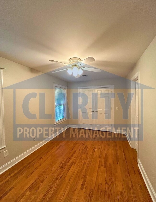 Building Photo - Beautiful three bedroom home in North Clev...