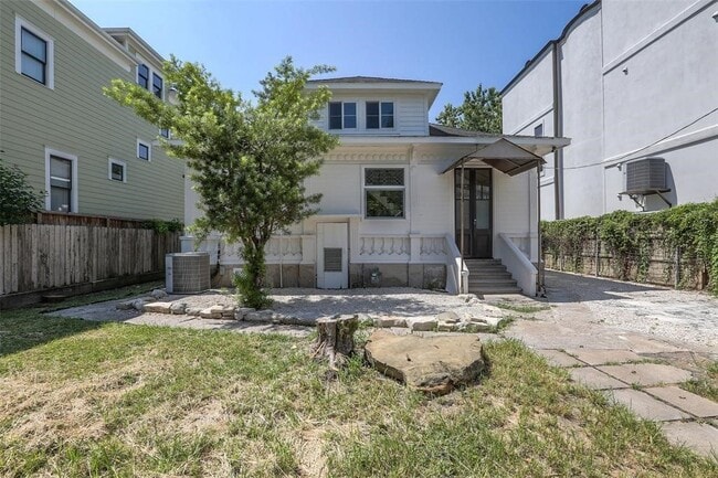 Building Photo - 1013 E 26th St