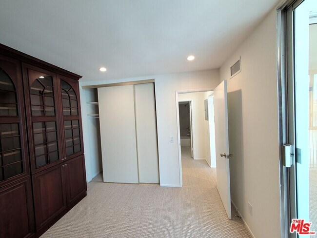 Building Photo - 415 Montana Ave