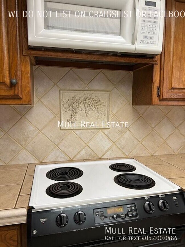 Building Photo - 2824 Silvertree Dr