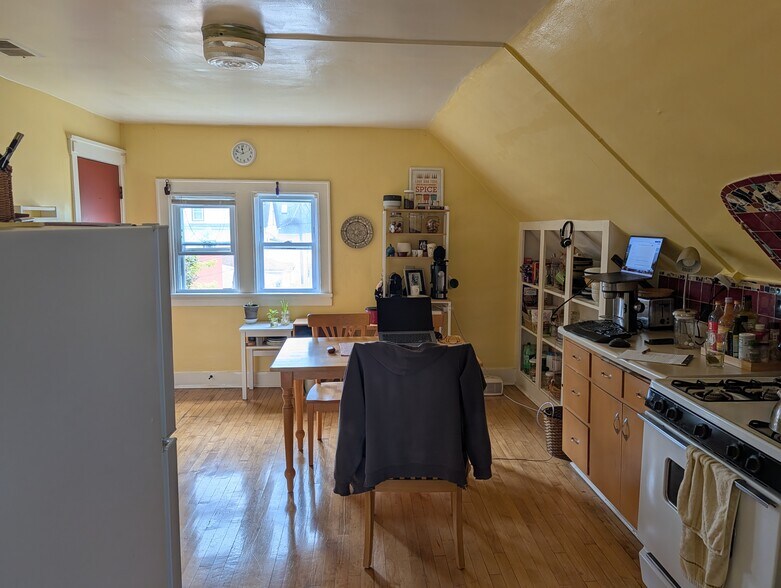 Kitchen - 517 E Burleigh St