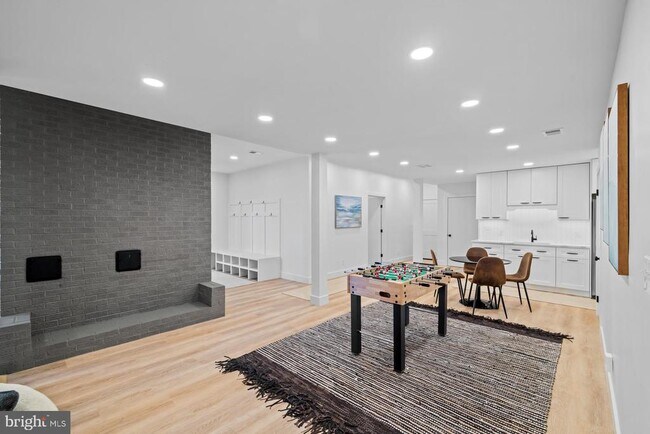 Building Photo - 5510 Beach Dr