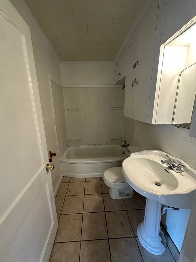 Building Photo - Cute 3 bedroom house!