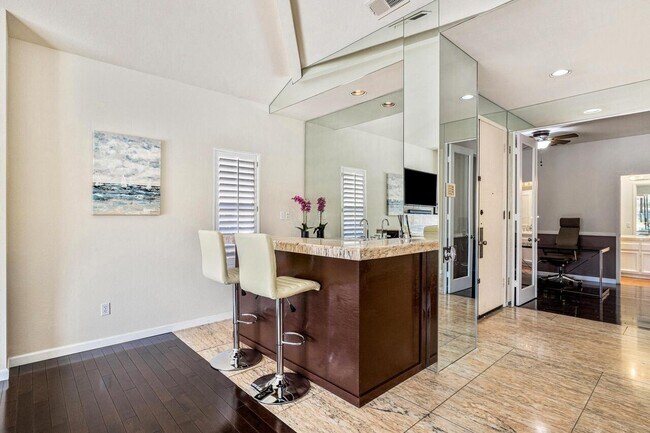 Building Photo - 142 Lakeshore Dr