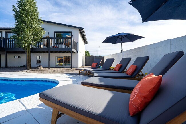 Building Photo - 4530 W Paradise Dr