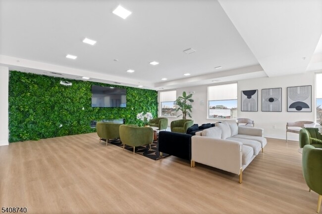 Building Photo - 321 E 3rd St