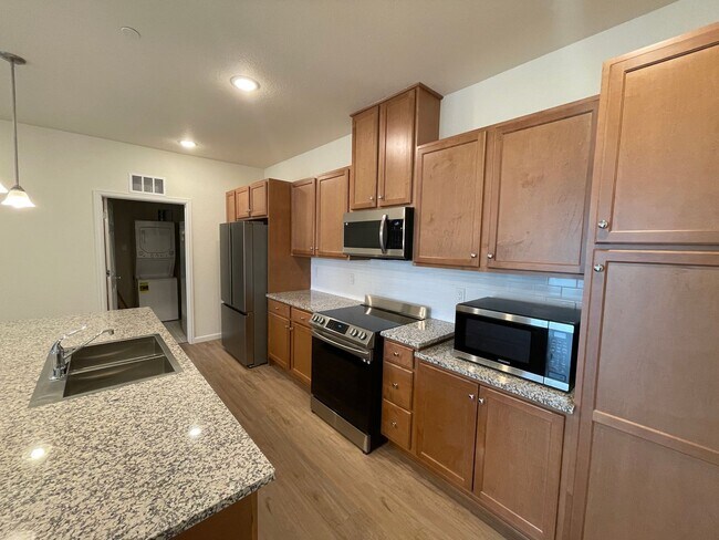 Building Photo - 2 Bedroom Condo in Great Pine Creek Area Location