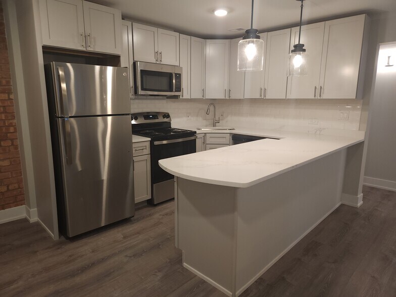 Building Photo - 1212 N La Salle Dr