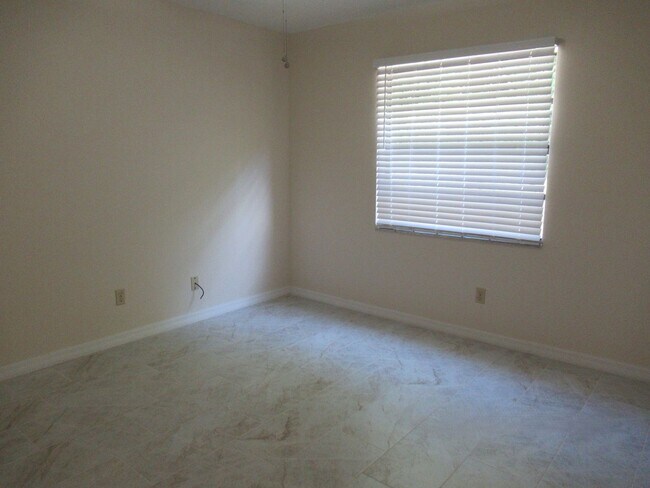 Building Photo - 2br/2ba Duplex with Lakeview