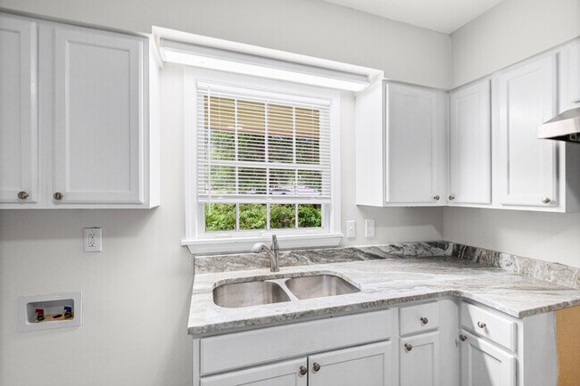 Building Photo - 1381 Laudeen Dr