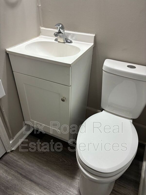 Building Photo - 729 Cleverly Rd