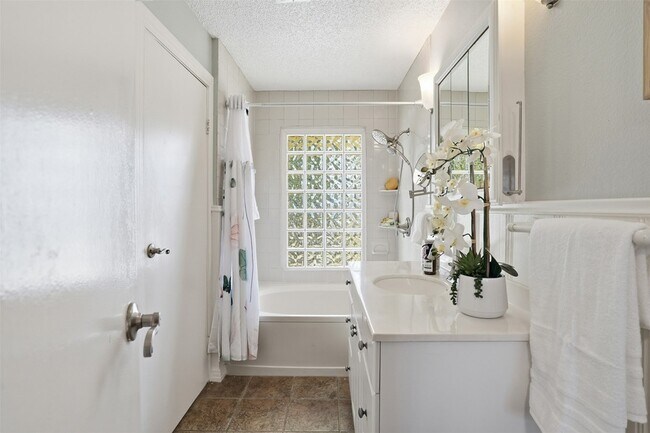 Building Photo - 818 Cedar Rd