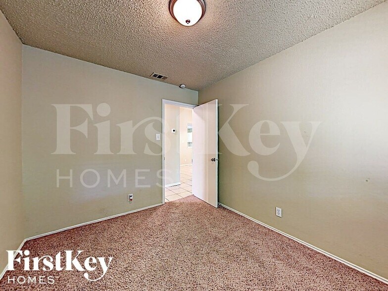 Building Photo - 1409 Grovecrest Dr