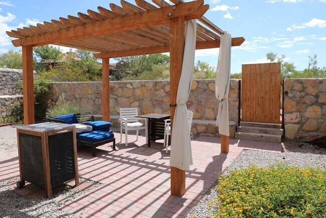 Building Photo - 2 Bed, 2 Bath Townhome