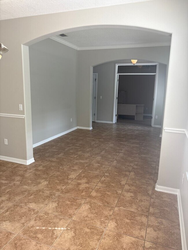Building Photo - Stunning 6-Bedroom Pool Home in Desirable ...