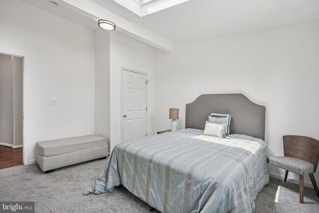 Building Photo - 321 Elm St NW