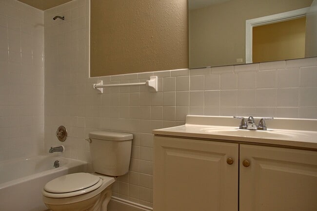 Building Photo - 4 bedroom 2 bath  single-family home in Co...