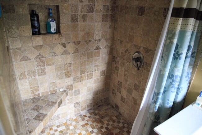 Building Photo - Spacious split level home, see today!