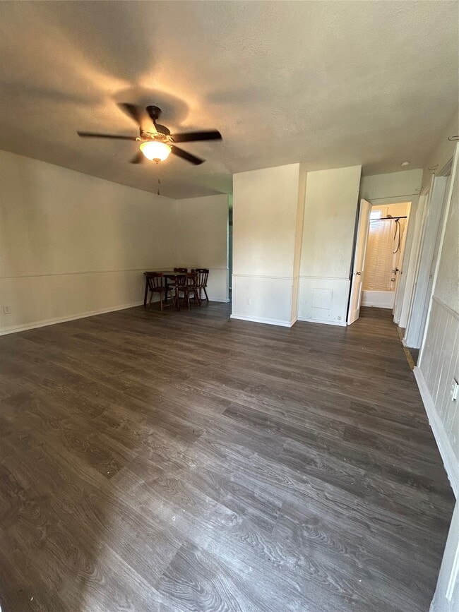 Building Photo - 1102 W 10th St