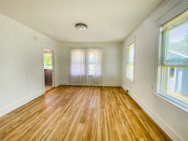 Building Photo - 8 Howe St