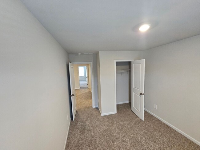 Building Photo - Like-New townhome in Concord