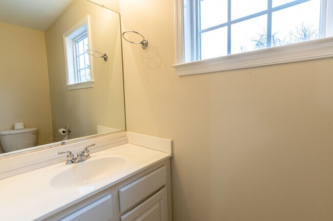 Building Photo - Single Family Home Minutes to DTWN/UVA Area
