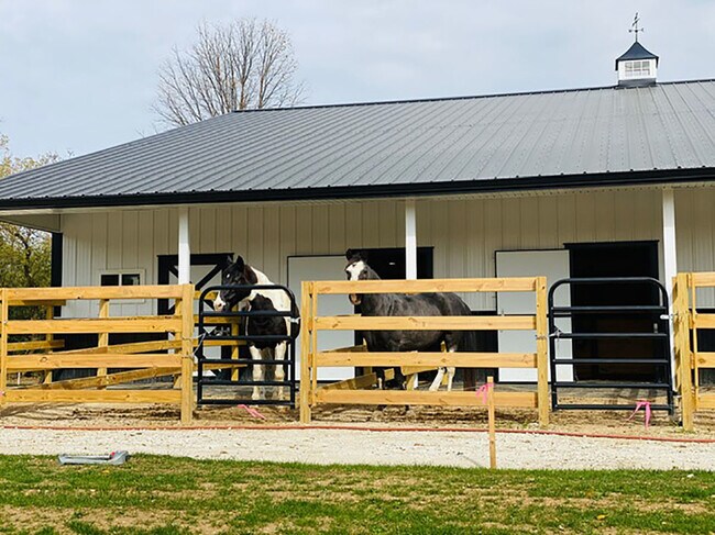 Building Photo - 708 S Rose Farm Rd
