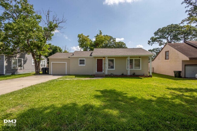 Building Photo - Move in Ready and pricced to GO!! 3 Bed / 2 Bath in 77619!