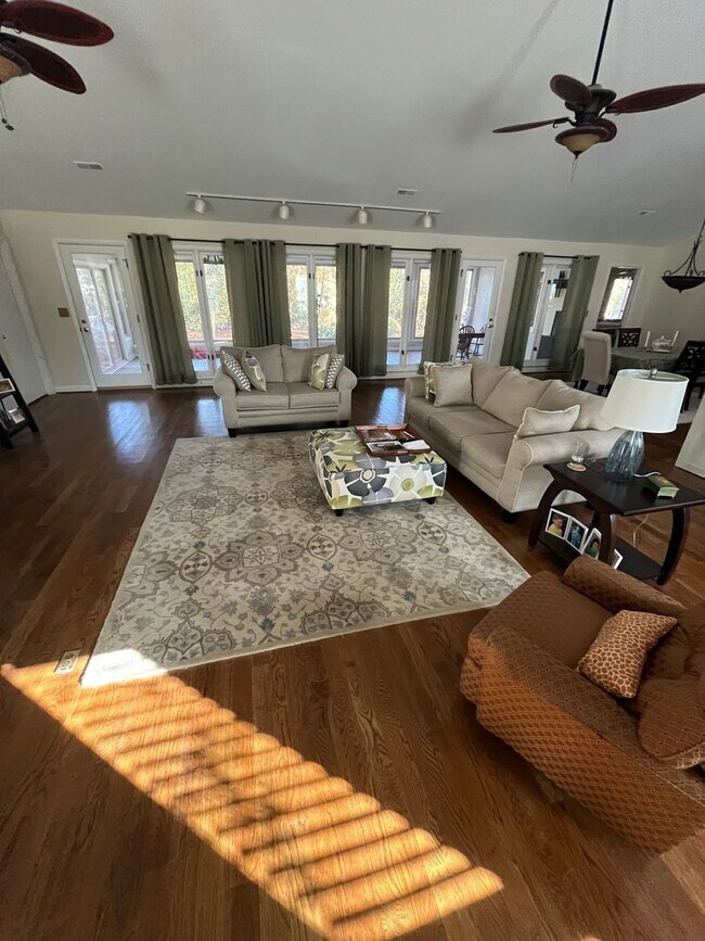 Building Photo - Beautiful 3 Bedroom 3 Bathroom Single Family Home