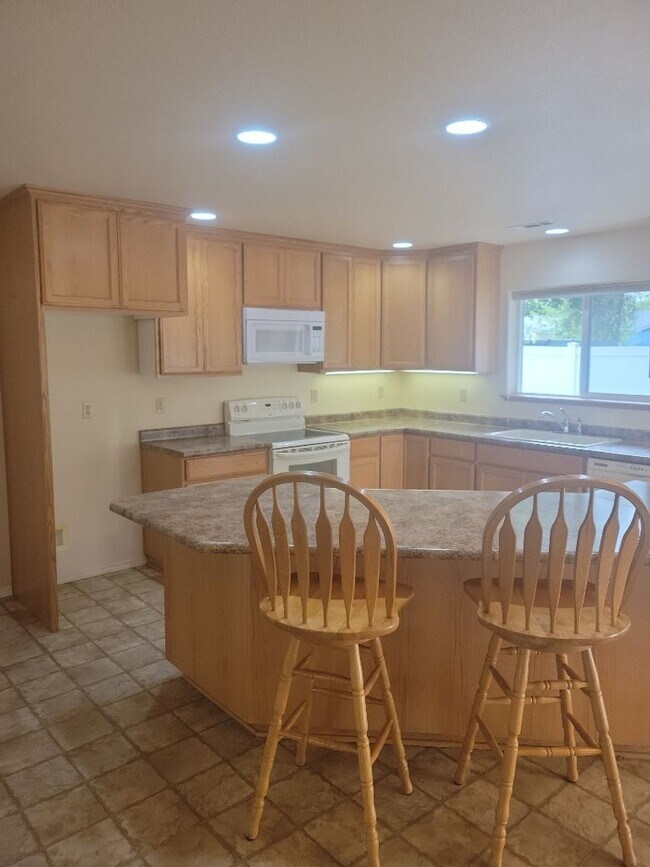 Building Photo - Beautiful 3 bed/2 bath home in Rogue River...