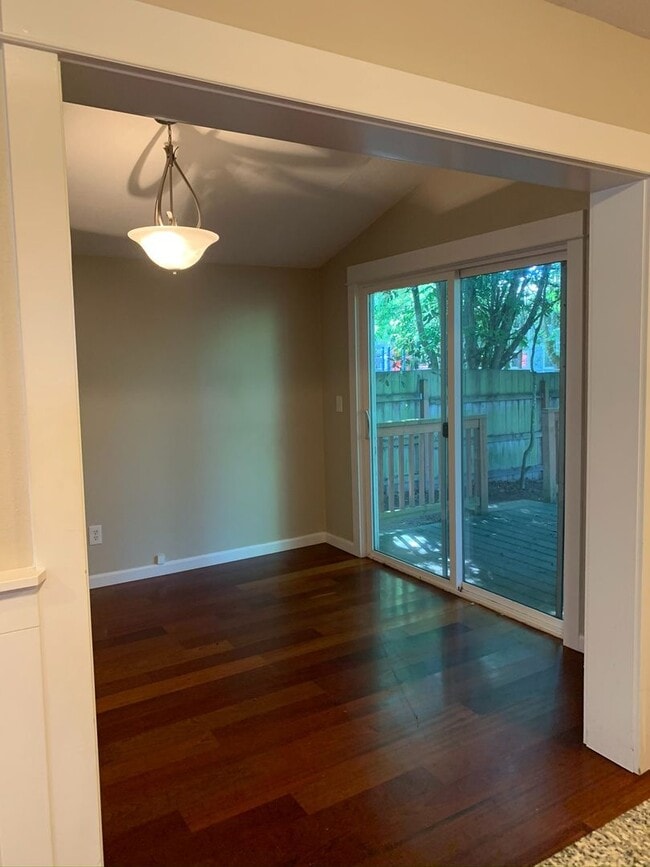 Building Photo - Large Four Bedroom House in Newberg