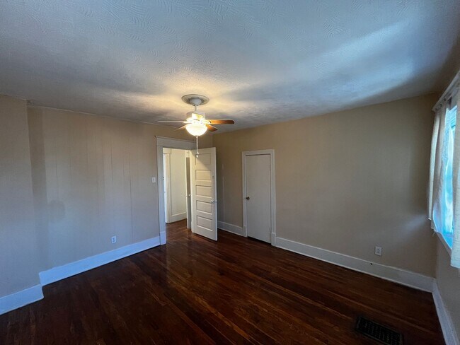 Building Photo - STUNNING BEECHMONT HOME WITH SOLAR PANELS ...