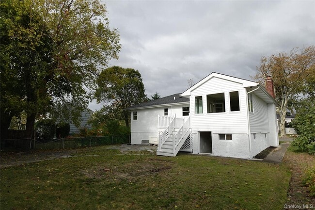 Building Photo - 2100 Beverly Way