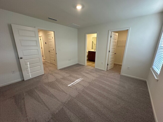 Building Photo - 166 Parker Ln