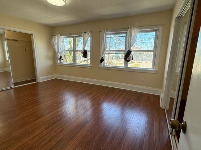 Building Photo - Spacious 3BR / 2BA apartment with ensuite bath and in-unit laundry