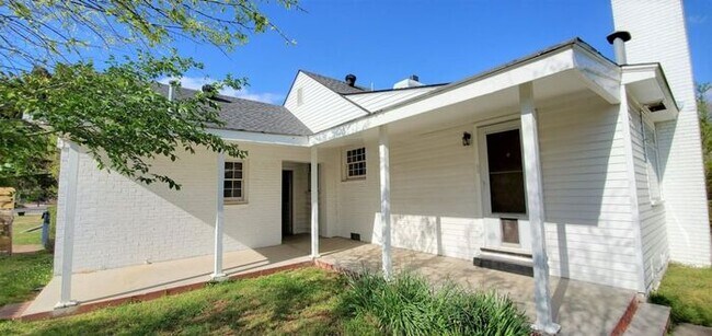 Building Photo - 3 Bed 1.5 Bath 2 car garage in Nichol's Hills Addition NW OKC