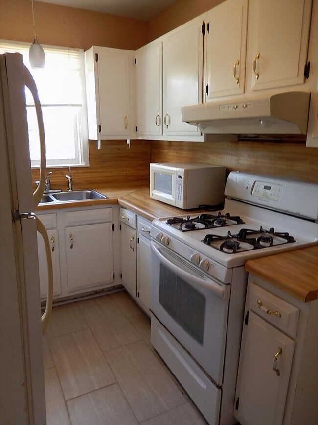 Building Photo - QUAINT Quincy 3/1 w/ Wood Floors, Sunroom, W/D, Large Yard, & New AC! $1150/month Avail May 6th!