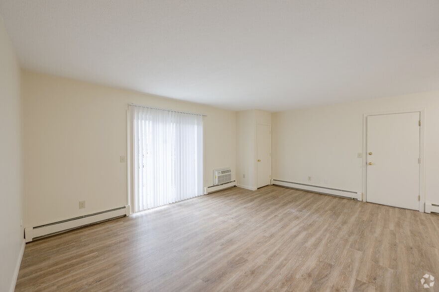 Primary Photo - Parkway Apartments