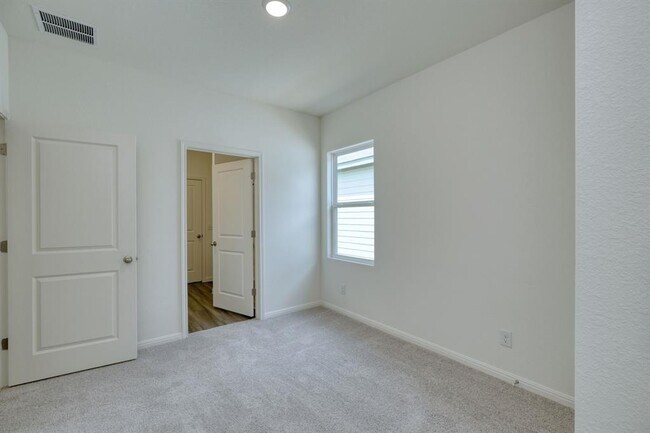 Building Photo - 217 Stonebrook Dr