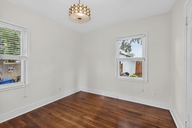 Building Photo - 721 Headley Ave