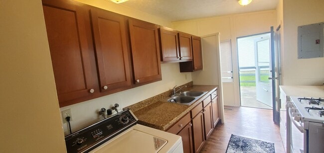 Building Photo - Finleyville 3 Bedroom 1.5 Bath Ranch $1,50...