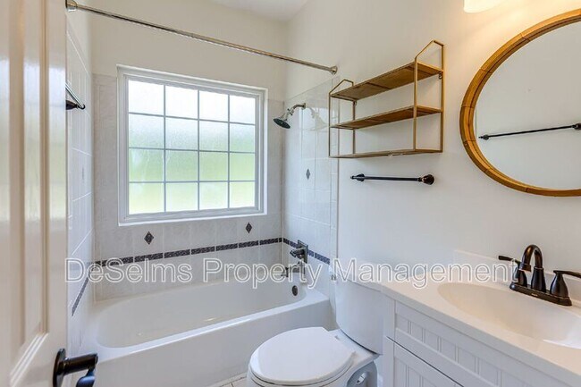 Building Photo - 701 Brent Glen Pl