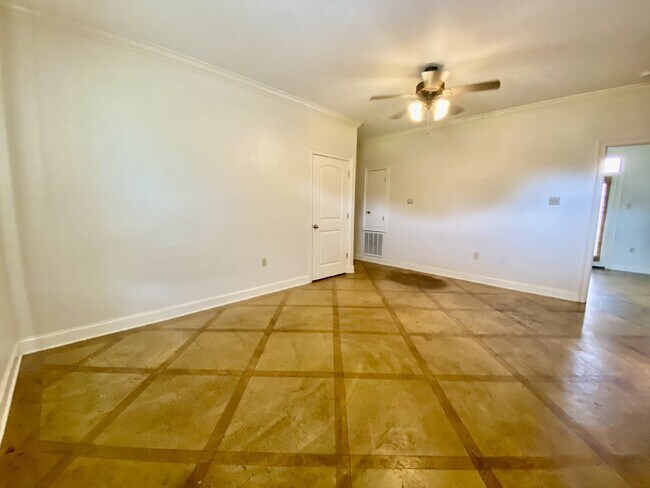Building Photo - Ground-Level 1BR/1BA Townhouse in Gated Chatsworth Court, Near LSU